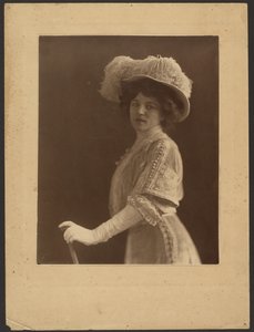 [Ritratto di donna in piedi con ombrello].