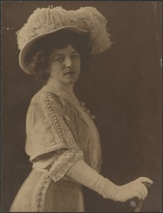 [Ritratto di donna in piedi con ombrello].