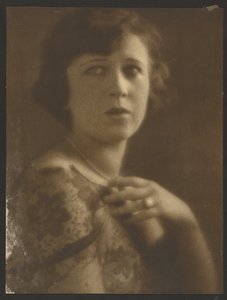 [Ritratto di donna che indossa un top di pizzo] da Louis Fleckenstein