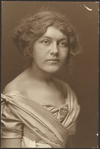 [Ritratto di donna in abito da cerimonia] da Louis Fleckenstein