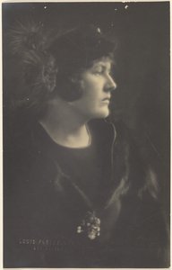 [Ritratto di donna in pelliccia] da Louis Fleckenstein