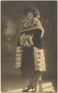 [Ritratto di donna con cappotto di pelliccia e manicotto]. da Louis Fleckenstein