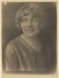 [Ritratto di donna in camicia di raso]