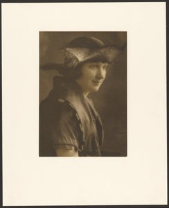 [Ritratto di donna con cappello di paglia] da Louis Fleckenstein