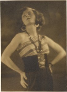 [Ritratto di una donna con le braccia sui fianchi] da Louis Fleckenstein