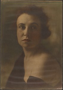 [Ritratto di donna con spalla nuda]