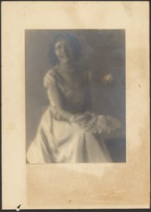 [Ritratto di donna con ventaglio di piume] da Louis Fleckenstein