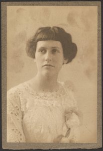 [Ritratto di donna con fiori sul vestito]