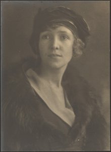 [Ritratto di donna con cappello di velluto] da Louis Fleckenstein