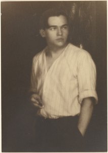 [Ritratto di un giovane con camicia a righe e sigaretta]. da Louis Fleckenstein