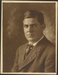 [Ritratto di giovane uomo con spilla da bavero]. da Louis Fleckenstein