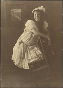 [Ritratto di giovane donna con sedia] da Louis Fleckenstein