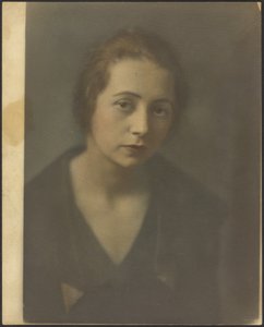 [Ritratto di giovane donna a braccia incrociate] da Louis Fleckenstein