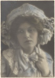 [Ritratto di giovane donna con cappello elegante] da Louis Fleckenstein