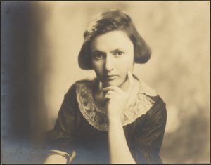[Ritratto di giovane donna con colletto di pizzo] da Louis Fleckenstein