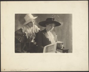 [Ritratto di due donne con libro] da Louis Fleckenstein