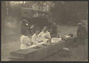 [Scena di picnic lungo la strada]
