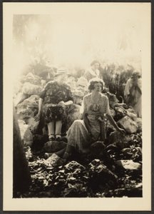 [Tre donne sulle rocce]