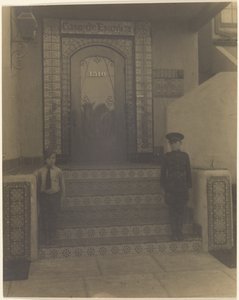 [Due ragazzi davanti allo studio di Fleckenstein a Long Beach, CA]. da Louis Fleckenstein