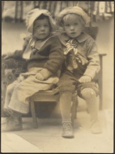[Due bambini che condividono la sedia] da Louis Fleckenstein