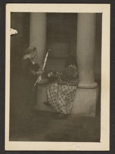 [Due figure vicino alle colonne] da Louis Fleckenstein