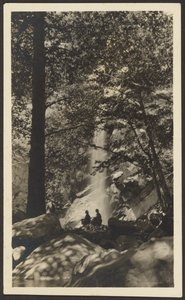 [Due figure vicino a una cascata nel bosco]. da Louis Fleckenstein