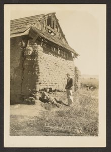 [Due uomini vicino a un cottage diroccato] da Louis Fleckenstein