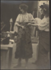[Due donne in piedi nello studio] da Louis Fleckenstein