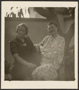 [Due donne in giardino] da Louis Fleckenstein