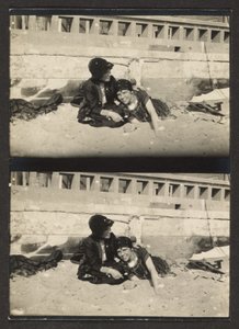 [Due donne sulla spiaggia, rifotografate]. da Louis Fleckenstein