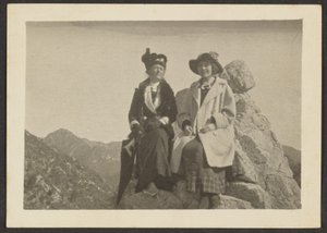 [Due donne su una roccia] da Louis Fleckenstein