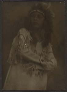 [Donna vestita da nativo americano]