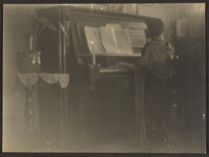 [Donna che suona il pianoforte]