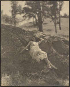 [Donna sdraiata su roccia] da Louis Fleckenstein