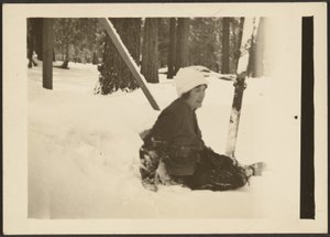 [Donna seduta sulla neve]