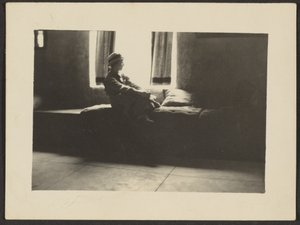 [Donna seduta alla finestra]