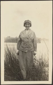 [Donna in piedi tra le canne] da Louis Fleckenstein