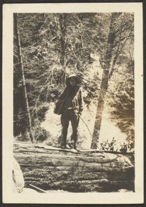 [Donna in piedi su albero caduto] da Louis Fleckenstein