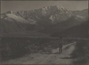 [Donna che cammina sul sentiero verso le montagne] da Louis Fleckenstein