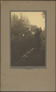 [Donna che saluta nel bosco]