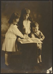 [Donna e bambini con libro illustrato] da Louis Fleckenstein