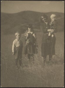 [Donna e tre bambini in un campo] da Louis Fleckenstein