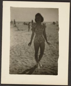 [Donna in bikini]