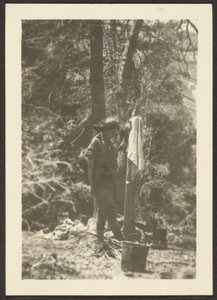 [Donna con secchi nel bosco] da Louis Fleckenstein