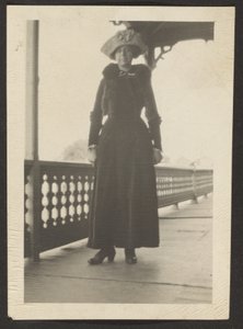 [Donna sul balcone]