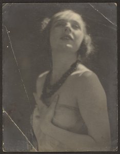 [Donna con collana di perline]