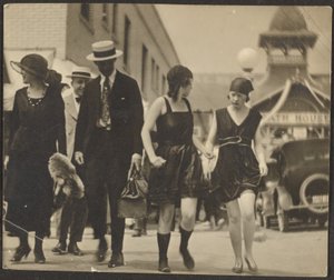[Donne in costume per strada] da Louis Fleckenstein