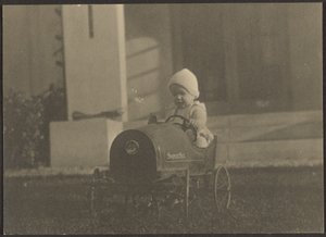 [Bambino in auto Super Six] da Louis Fleckenstein