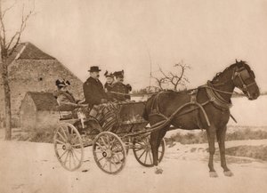 Uomini e donne in una carrozza trainata da cavalli, 1937