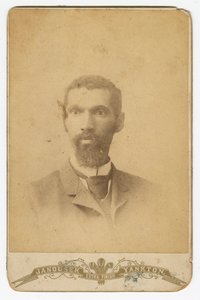 Fotografia di un uomo con la barba